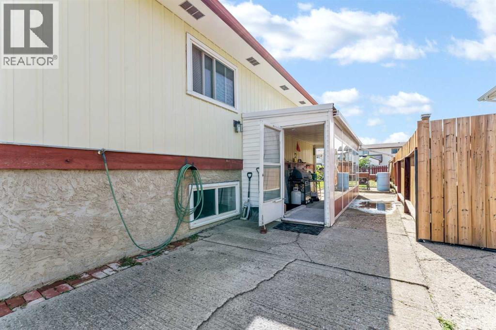 45 Clark Crescent SE - 5