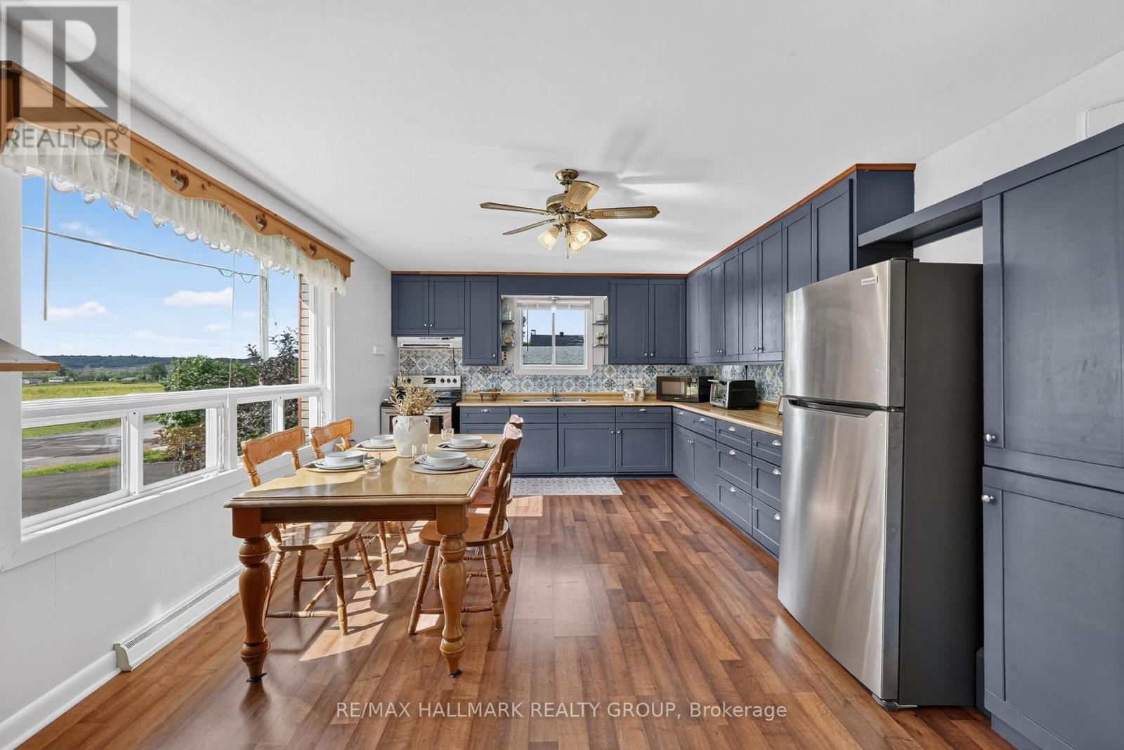 Coutry-Style kitchen with ceiling height cabinets