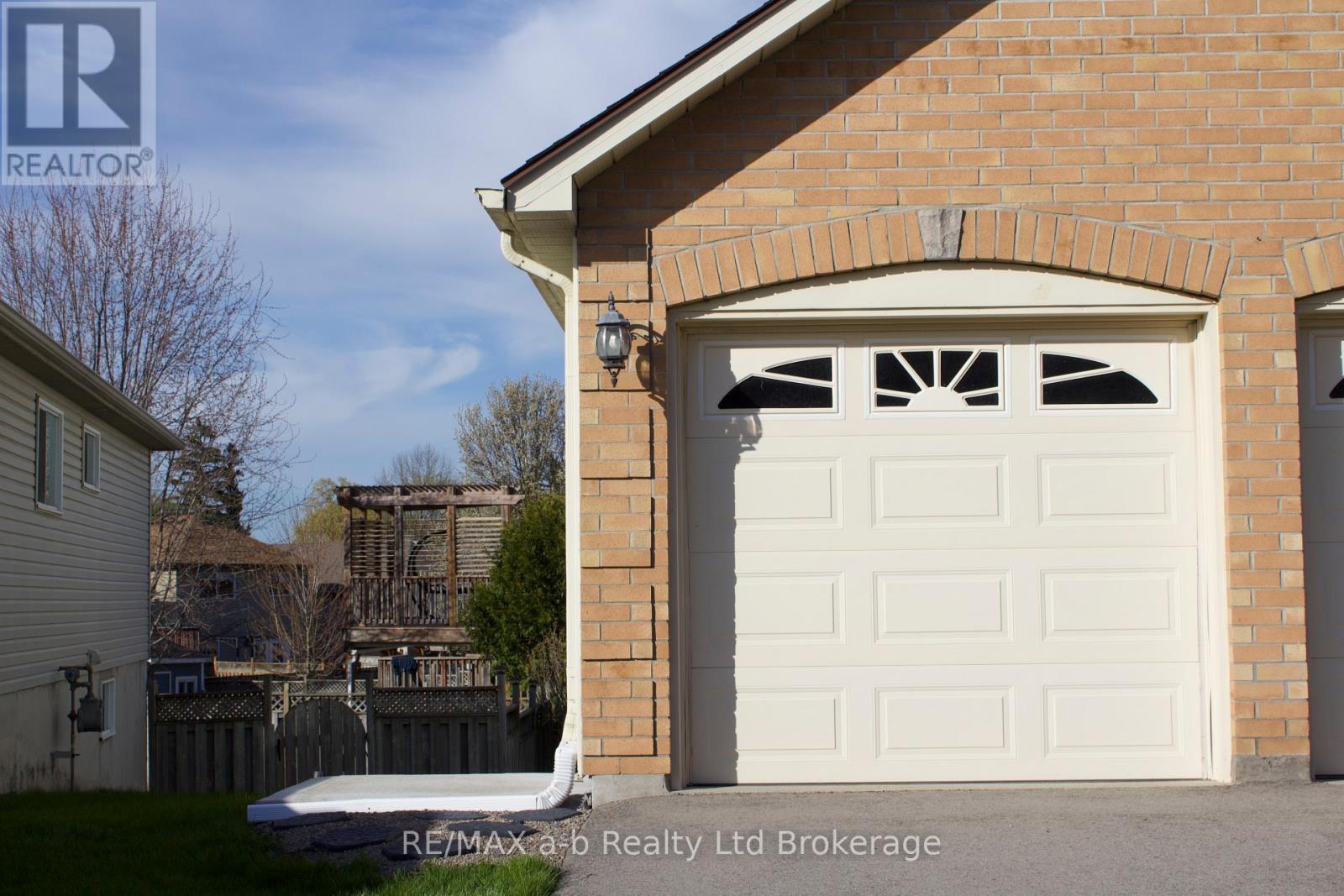 LOWER - 33 ANDERSON STREET, Woodstock (Woodstock - South) — photo 1