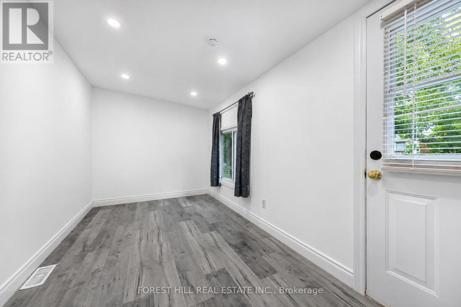 29 THORNDALE STREET S - 22