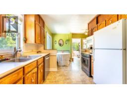 Full bathroom - 702 Ibbitson Street, Creston, BC V0B1G4 Photo 10