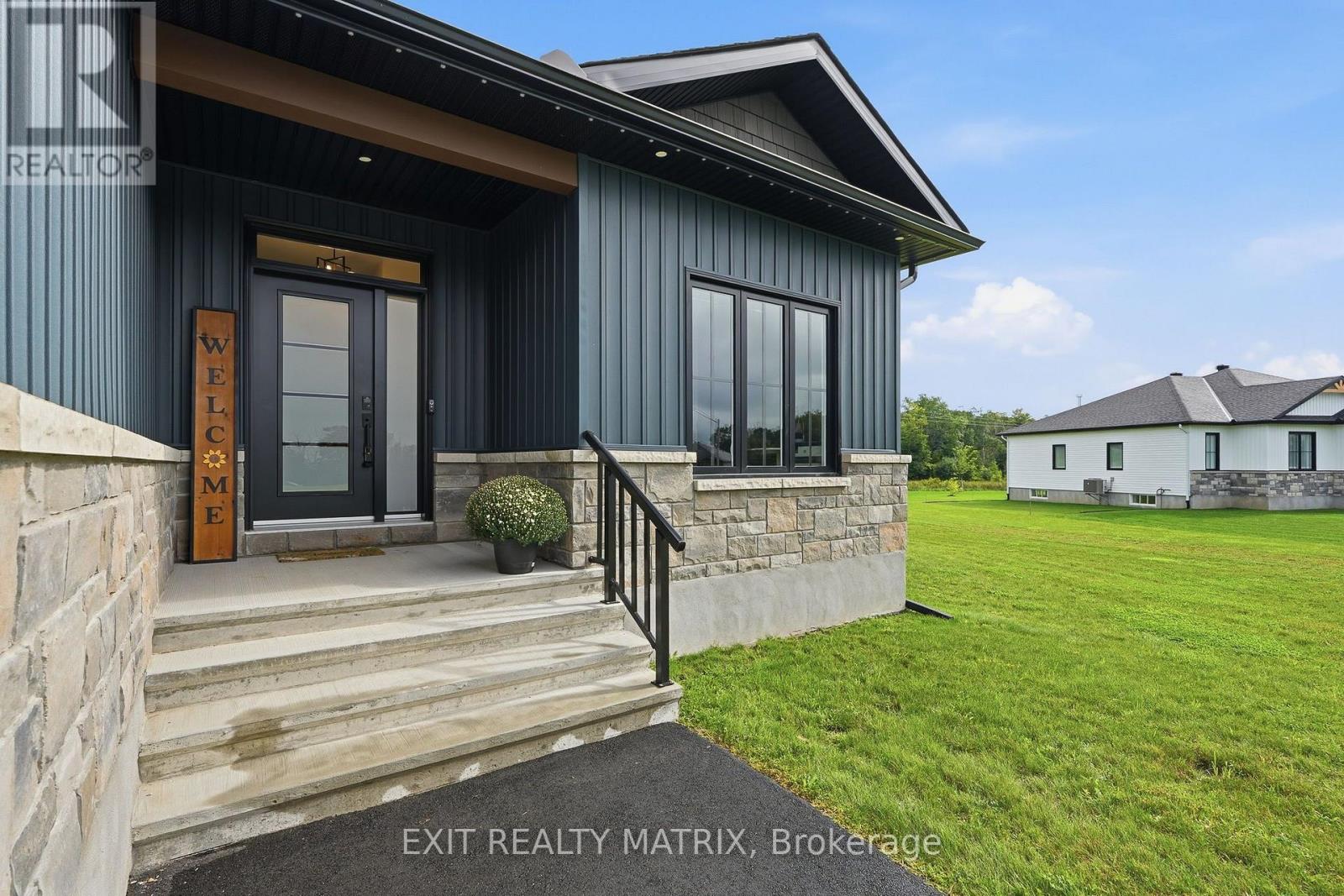 256 TRUDEAU CRESCENT - 2