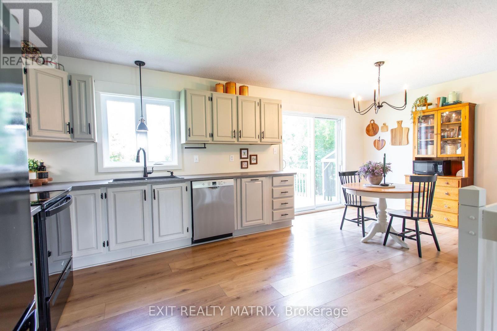 207 MARION STREET, Russell — photo 9