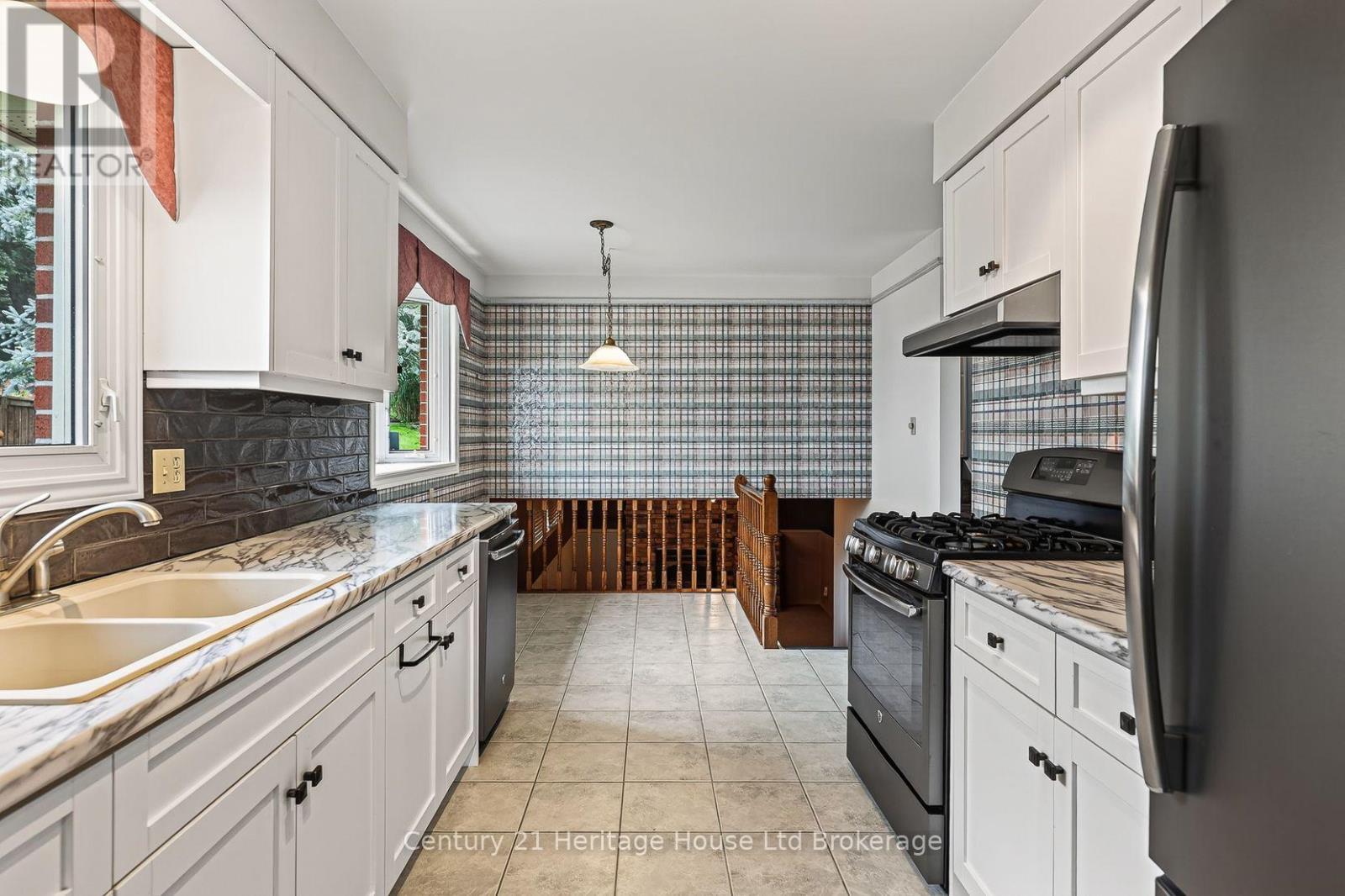 27 SILCOX PLACE, Woodstock (Woodstock - North) — photo 3