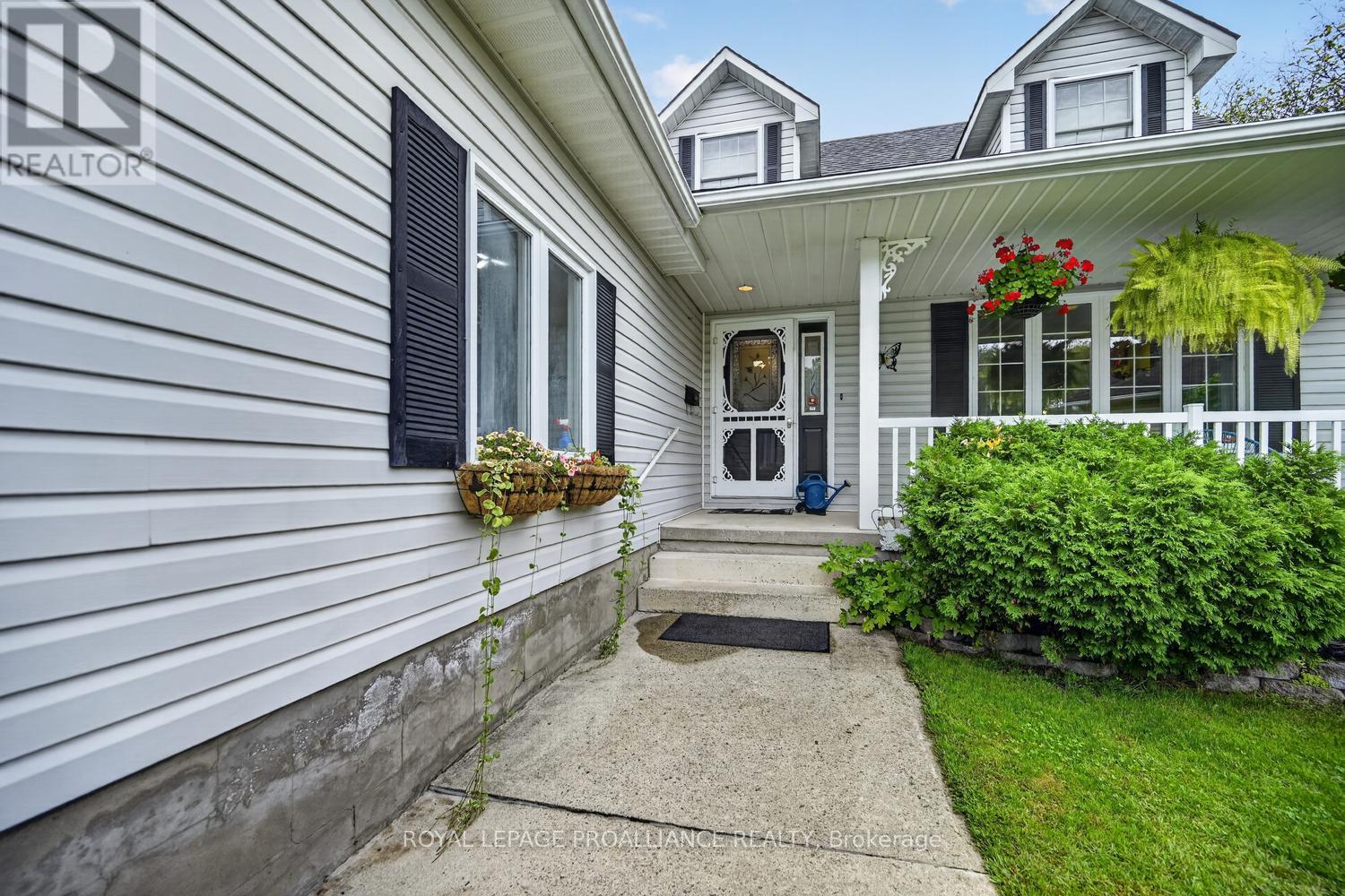 132 KINGSTON CRESCENT - 2