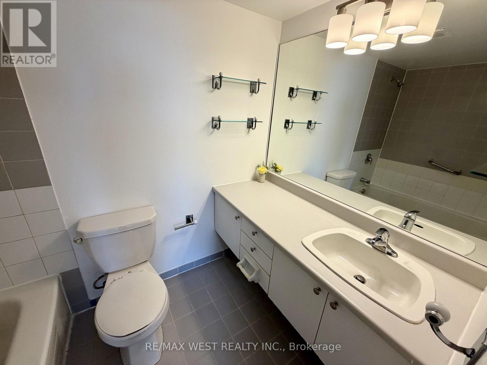 #2405 100 UPPER MADISON AVENUE - 21