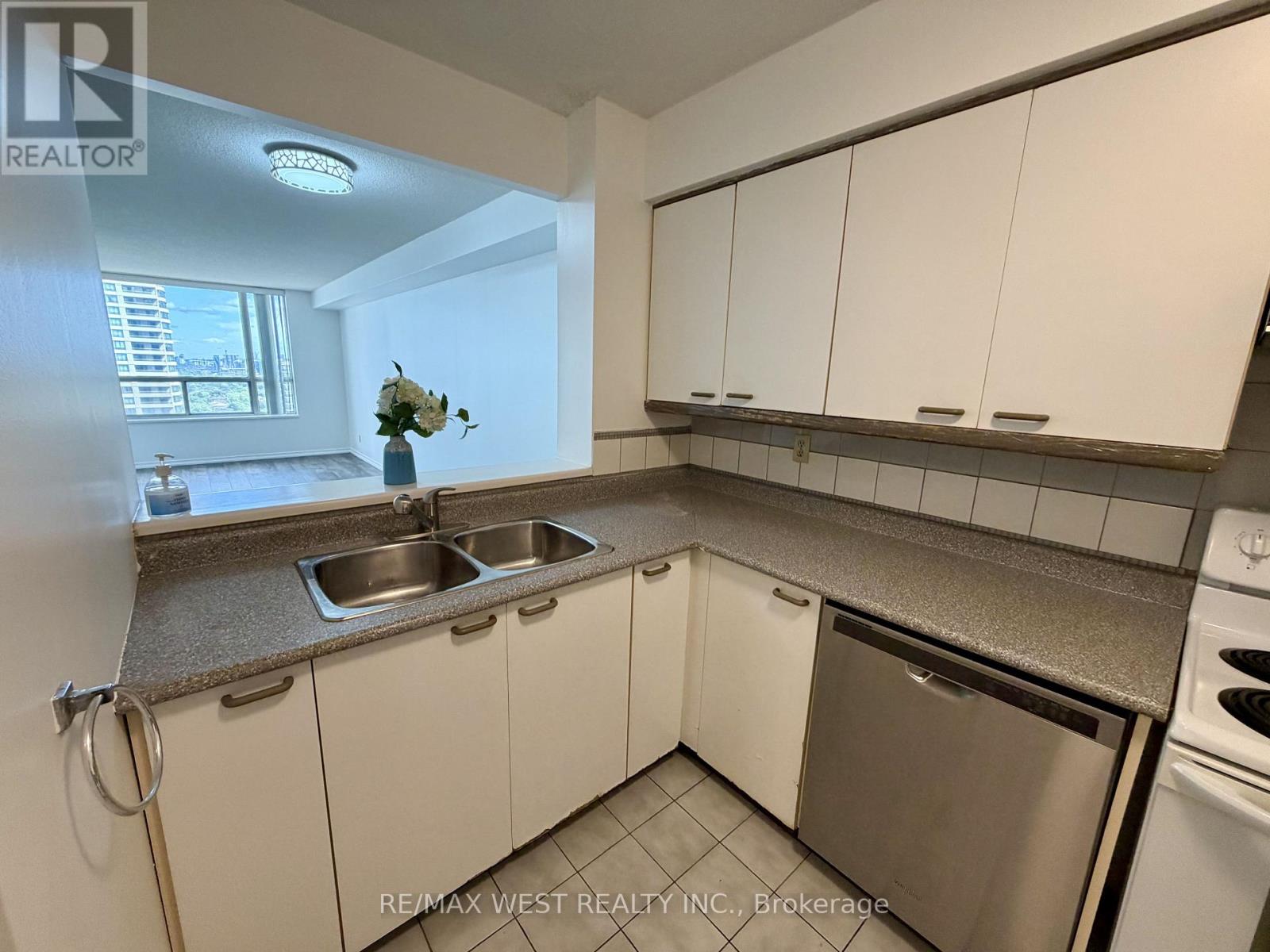 #2405 100 UPPER MADISON AVENUE - 7