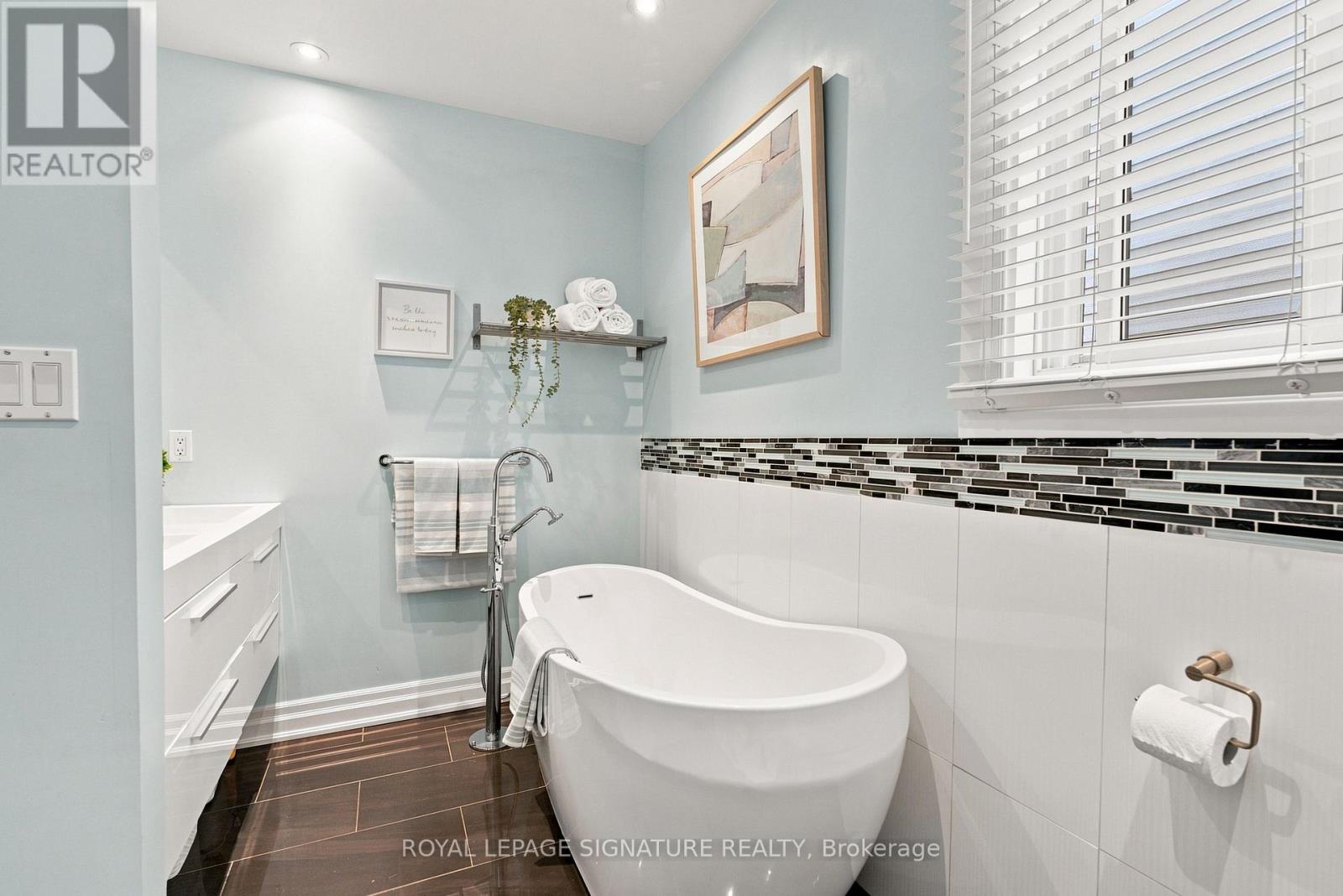 35 REGAL ROAD - 22