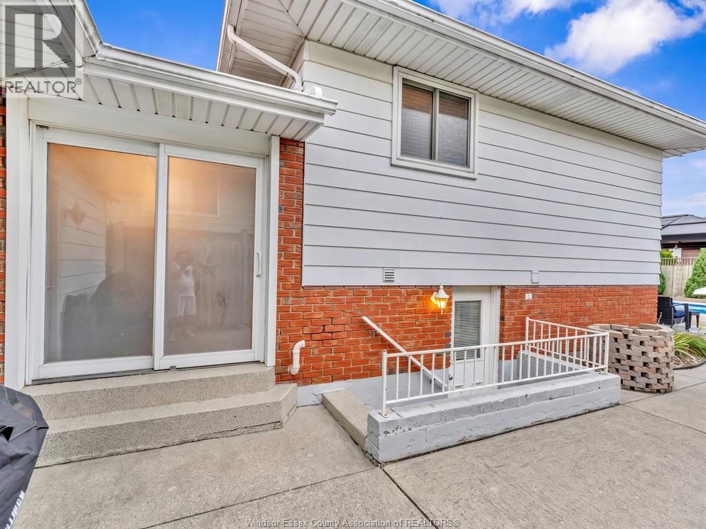 9975 HOLLY CRESCENT - Image 35