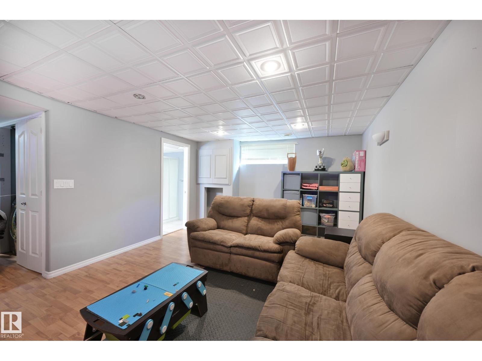 8127 7 AV SW - 27