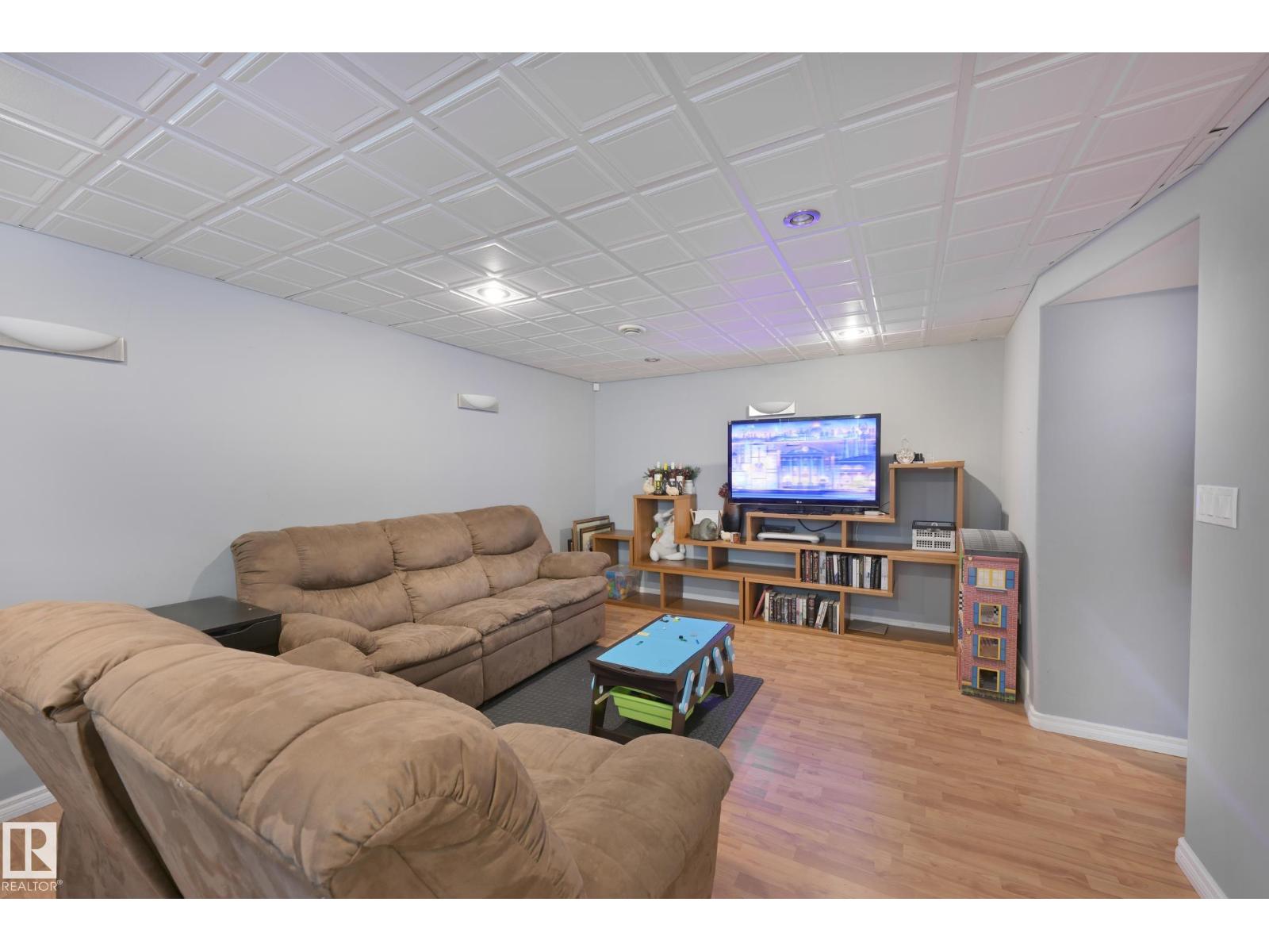 8127 7 AV SW - 26