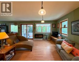 Living room - 2529 95 Highway, Brisco, BC V0A1B0 Photo 13