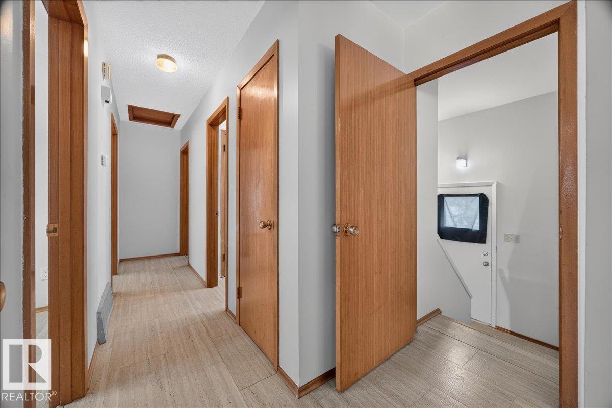 6104 92 AV NW - 17