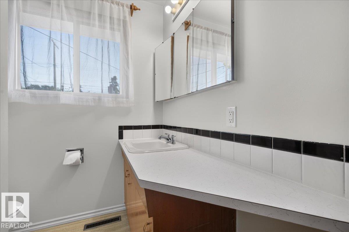 6104 92 AV NW - 21