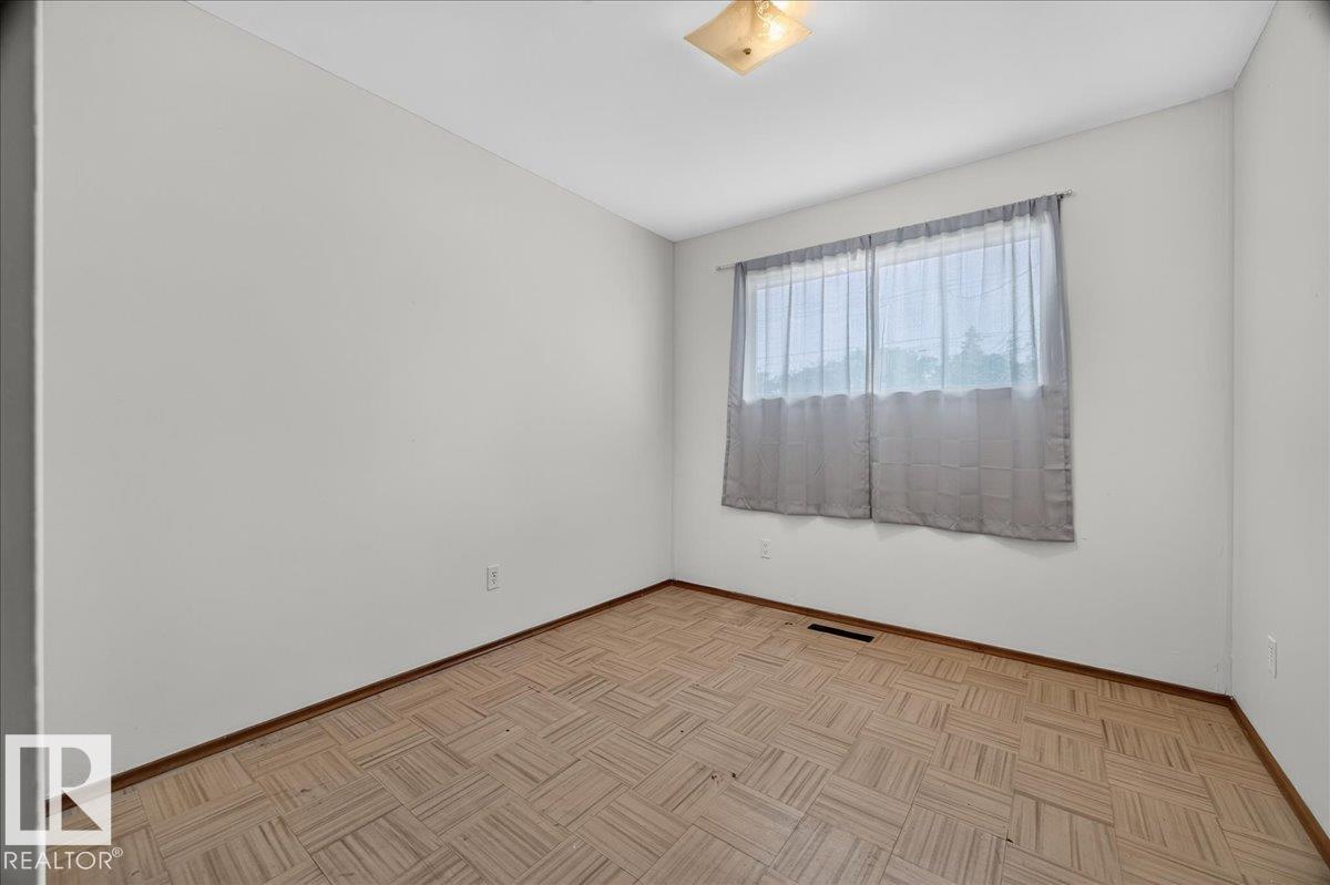 6104 92 AV NW - 24