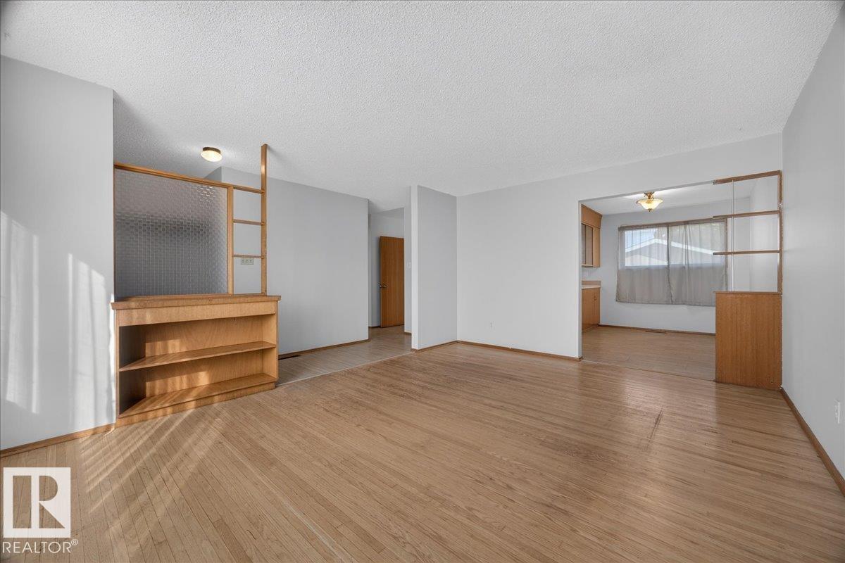 6104 92 AV NW - 9