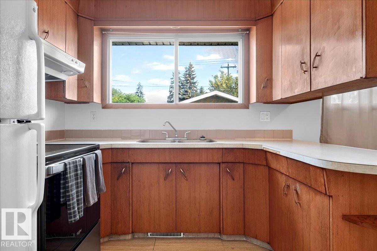 6104 92 AV NW - 15