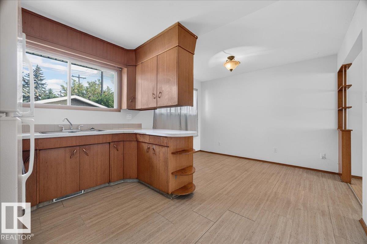 6104 92 AV NW - 16