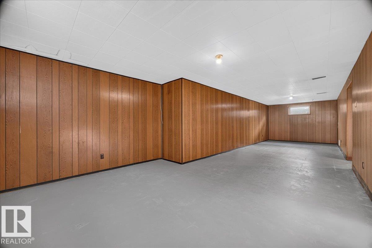 6104 92 AV NW - 30