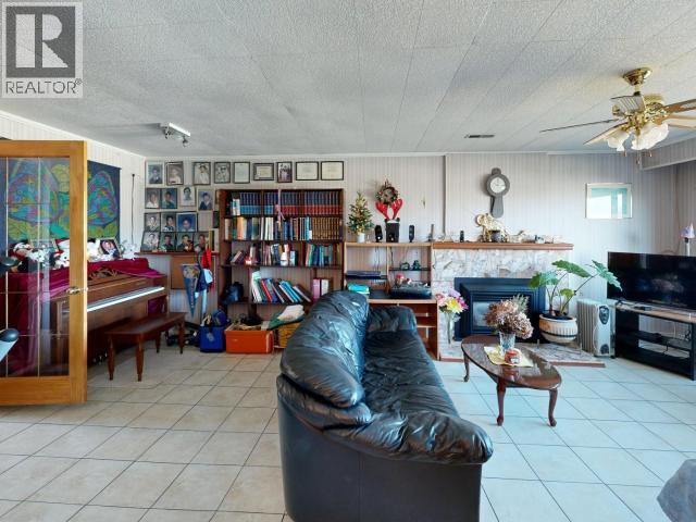 3740 STRATHCONA AVE - 18