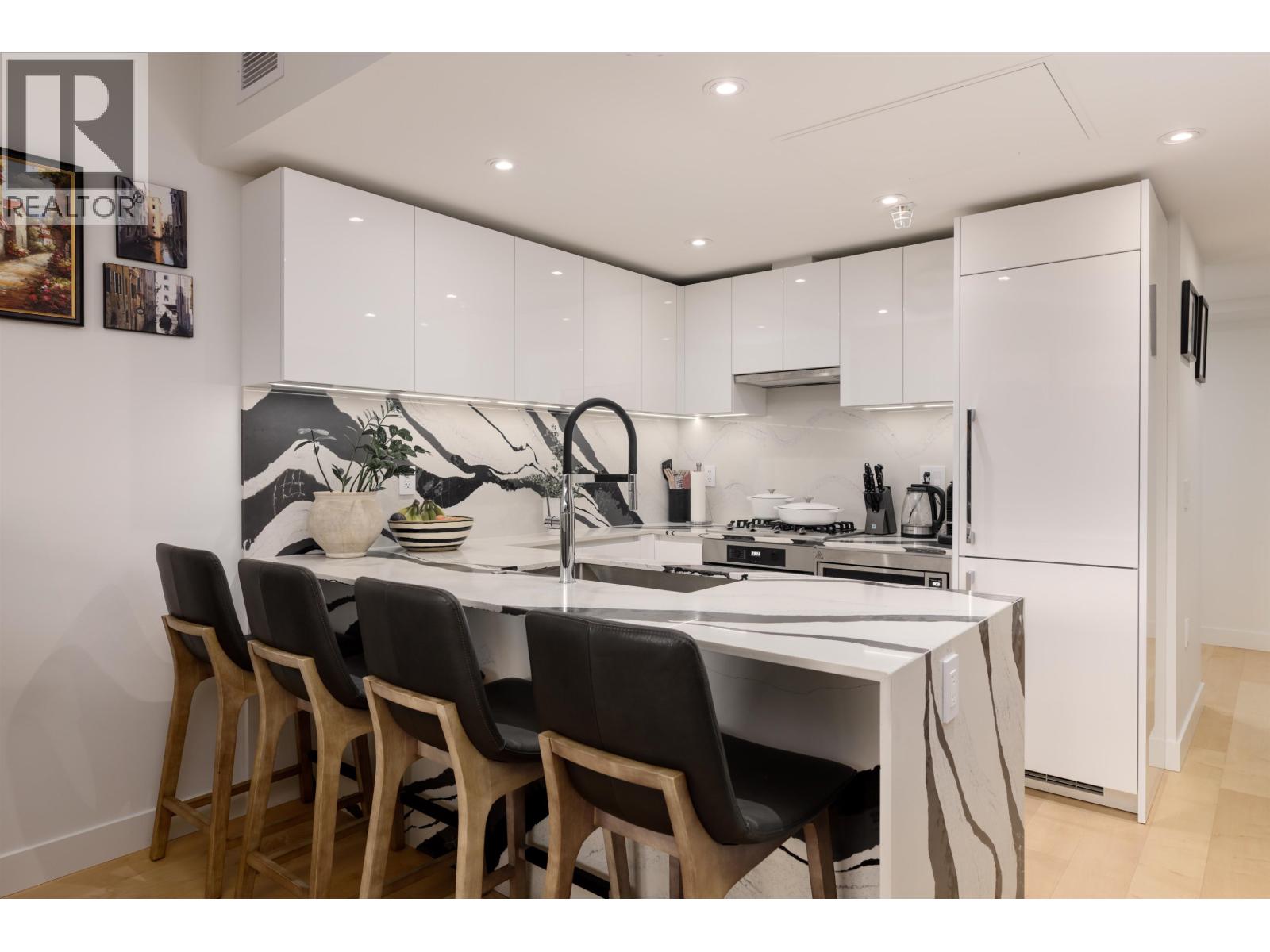 1005 135 E 13TH STREET, North Vancouver