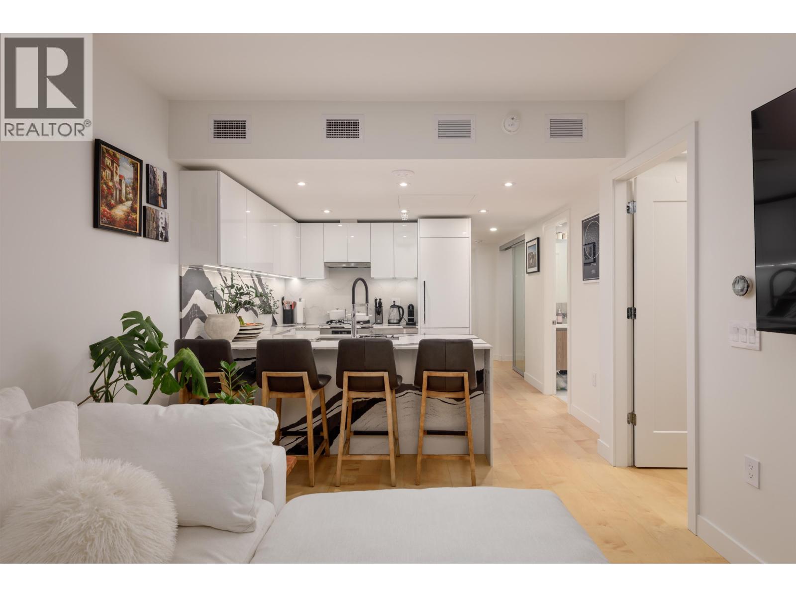 1005 135 E 13TH STREET, North Vancouver