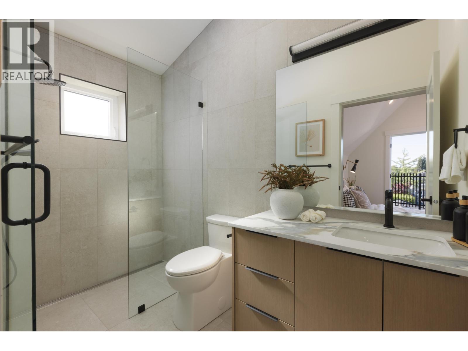 2 258 E 19 AVENUE, Vancouver
