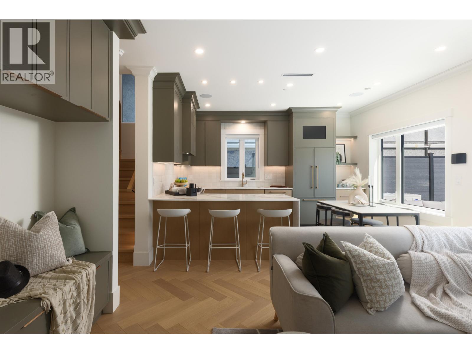 2 258 E 19 AVENUE, Vancouver