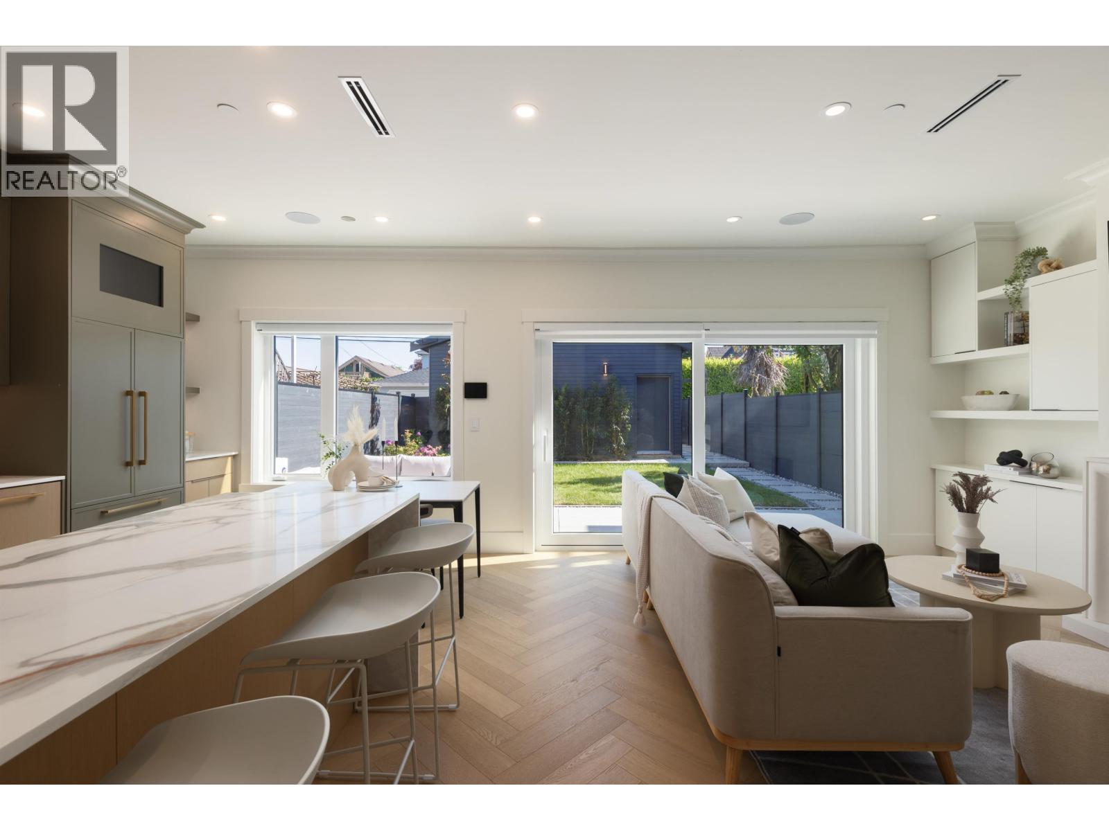2 258 E 19 AVENUE, Vancouver