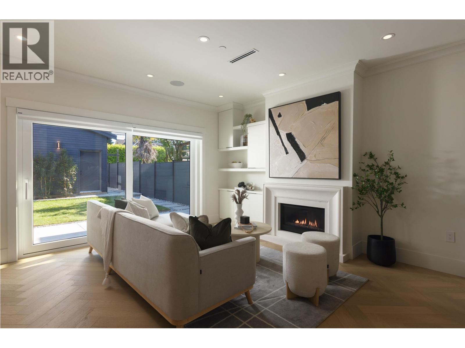 2 258 E 19 AVENUE, Vancouver