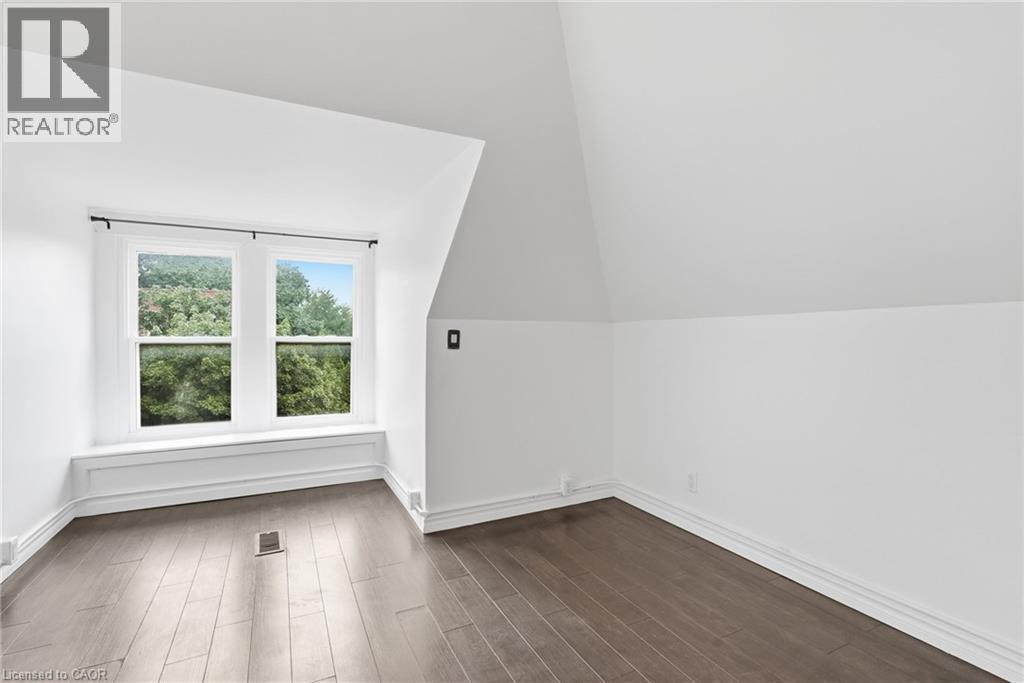 63 MELROSE Avenue S - Image 32