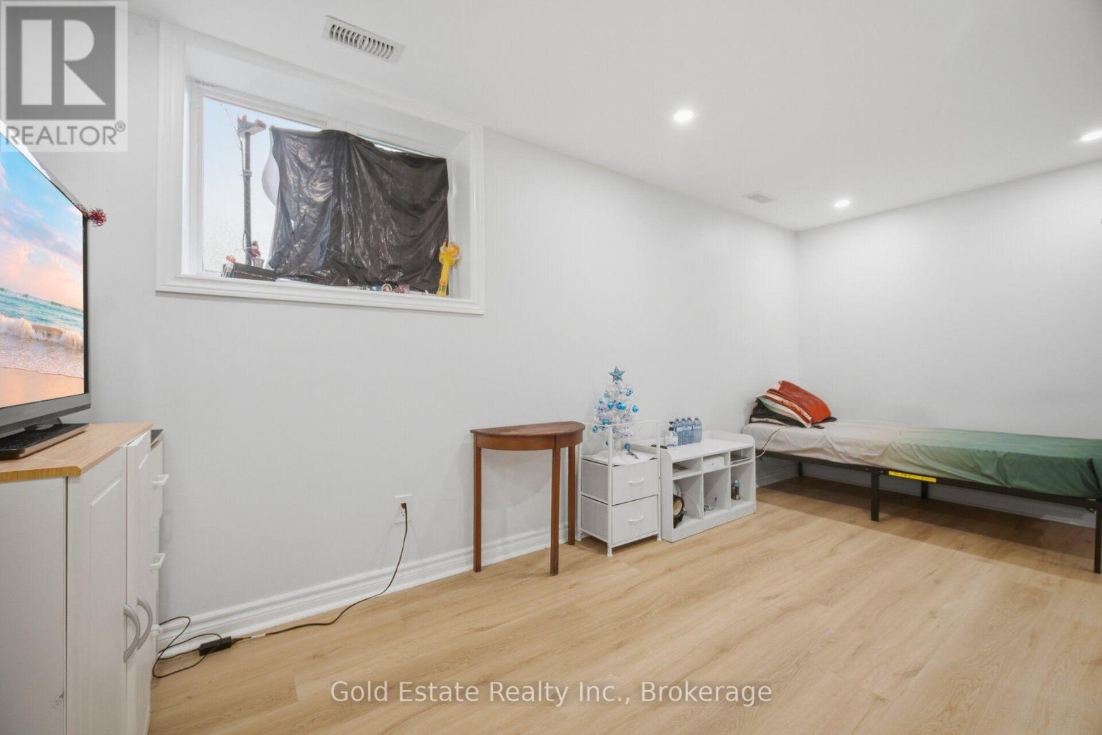#86 135 HARDCASTLE DRIVE - 34