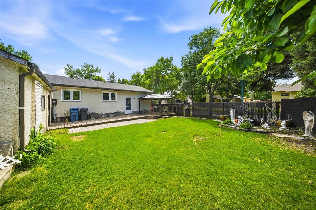 43 Marcus Place, Winnipeg, Manitoba, R2C4C8, Winnipeg, Manitoba — photo 3 of 5