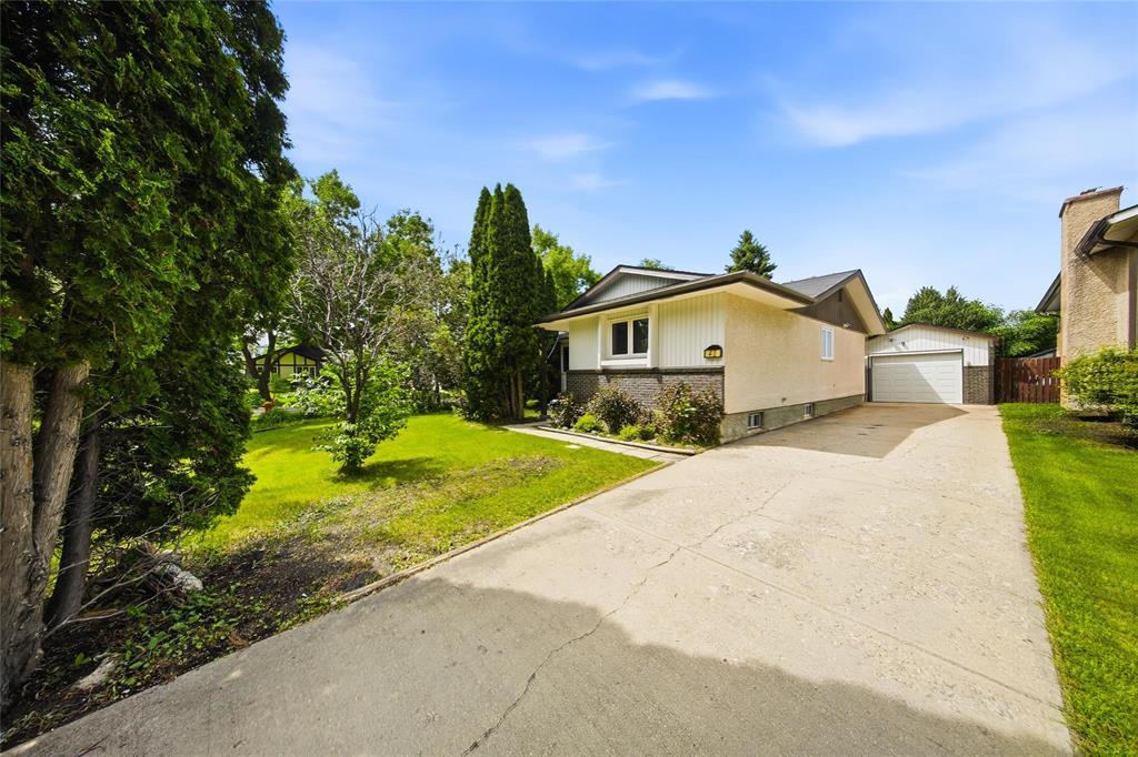 43 Marcus Place, Winnipeg, Manitoba, R2C4C8, Winnipeg, Manitoba — photo 1 of 5
