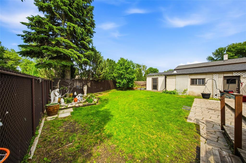43 Marcus Place, Winnipeg, Manitoba, R2C4C8, Winnipeg, Manitoba — photo 4 of 5