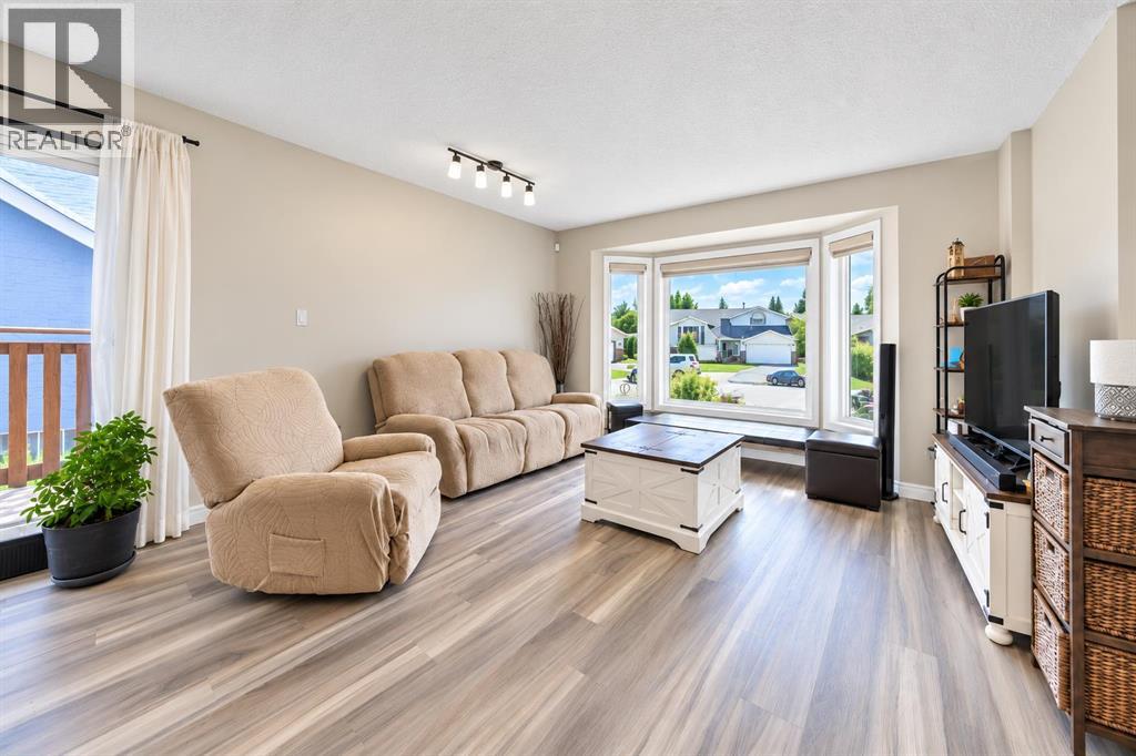 Listing photo – 6130 52 Street Close, Ponoka