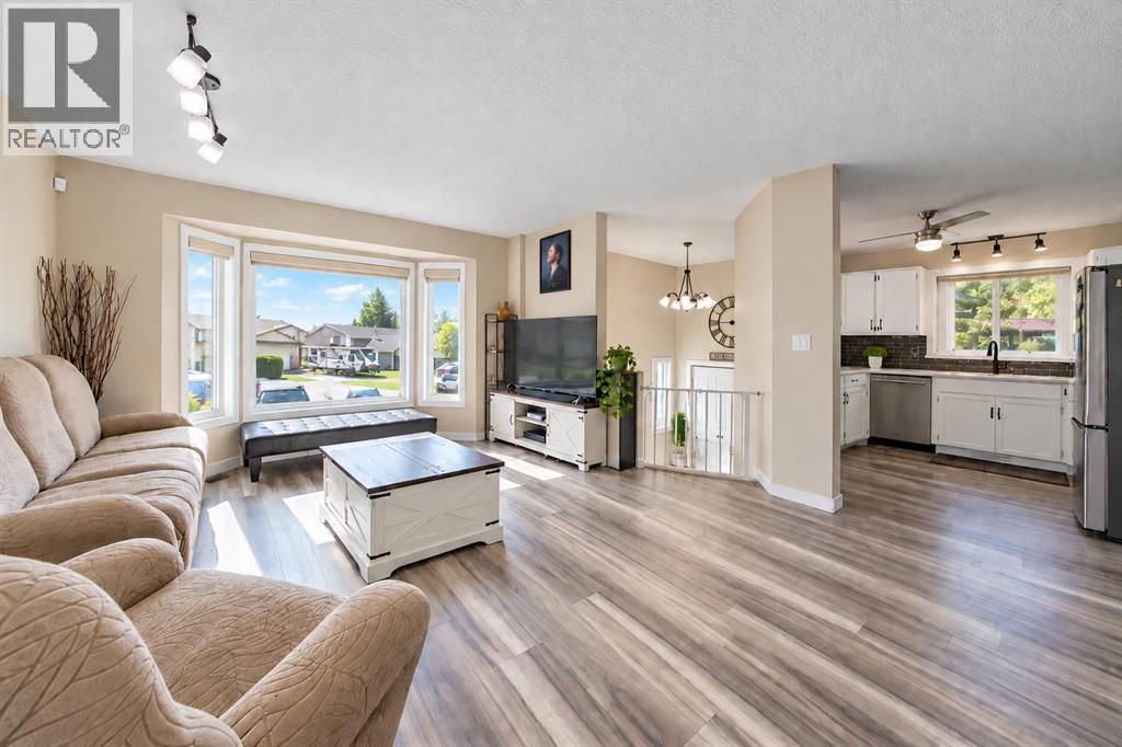 Listing photo – 6130 52 Street Close, Ponoka