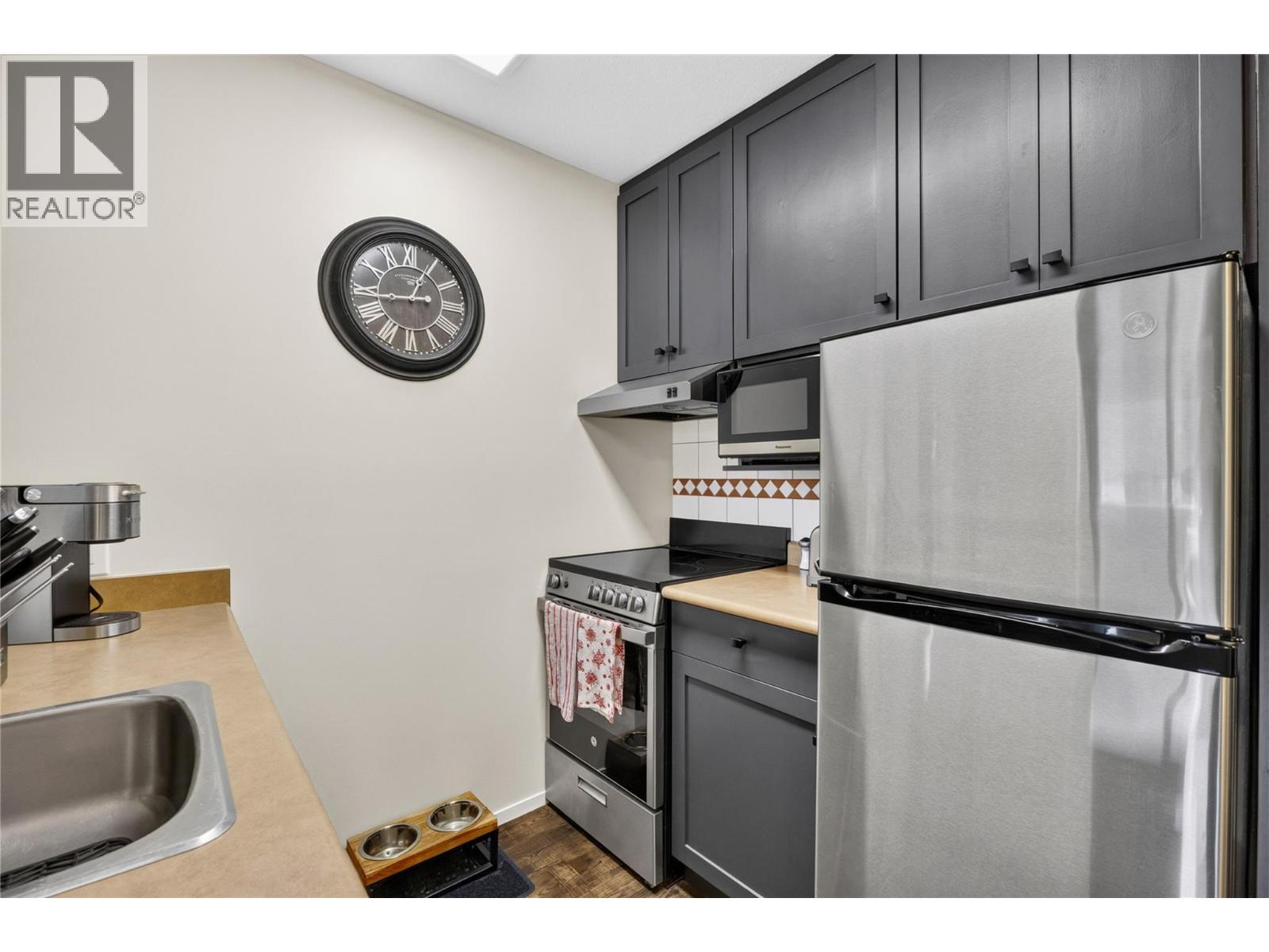 #209/210 300 Strayhorse Road - 3
