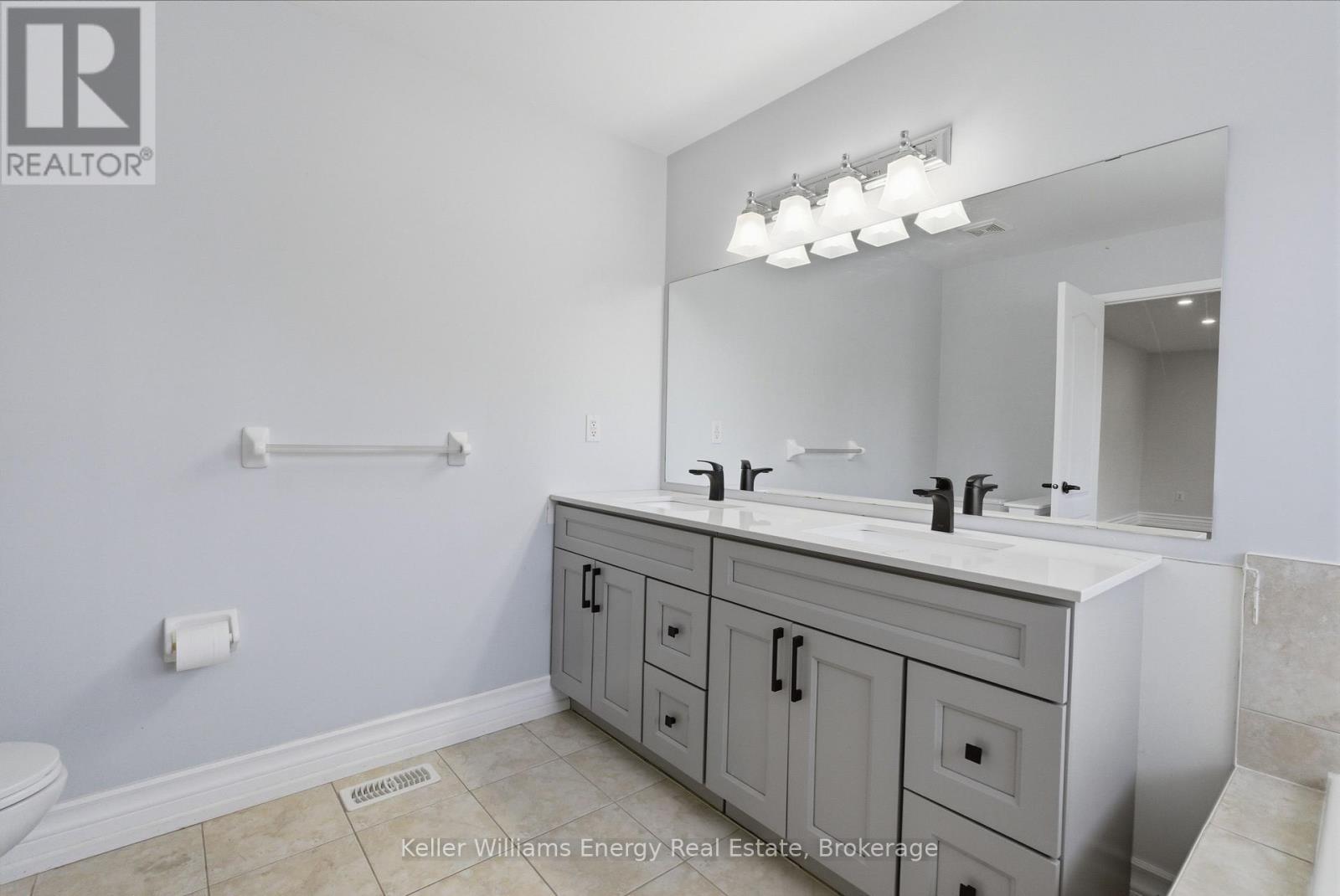 1633 GRANDVIEW STREET N - 23