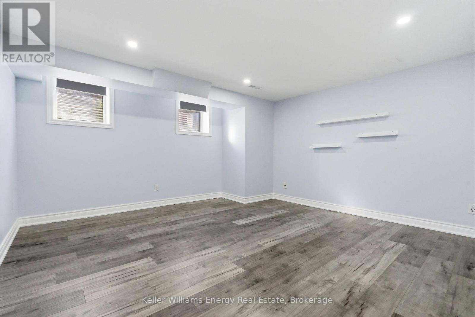 1633 GRANDVIEW STREET N - 42