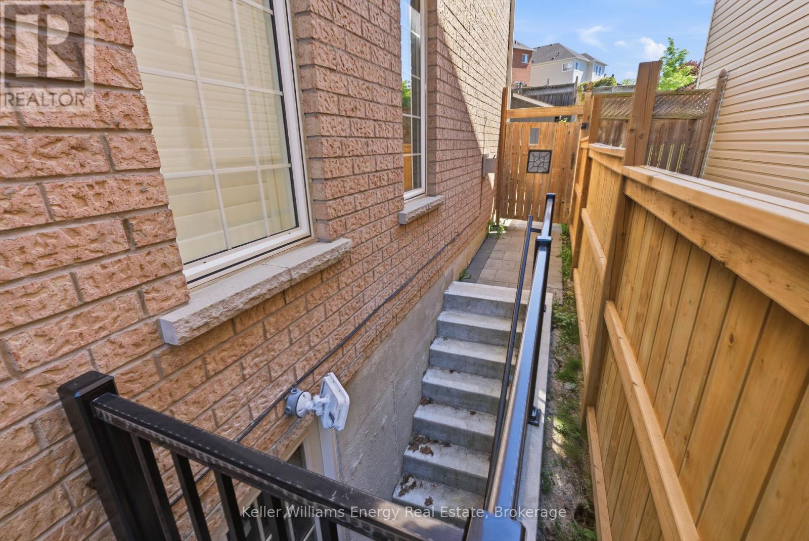 1633 GRANDVIEW STREET N - 48