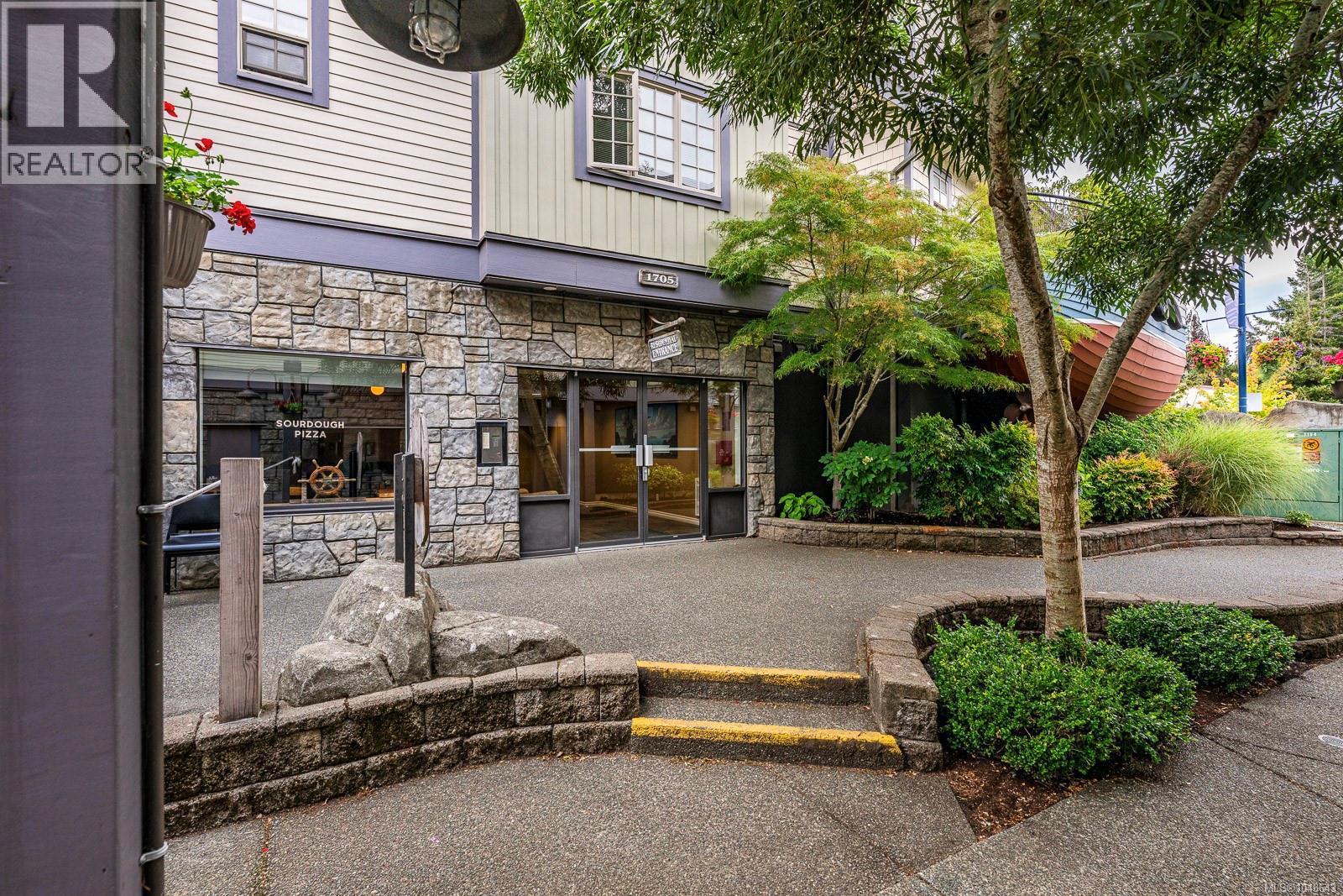 #204 1705 Comox Ave - 36