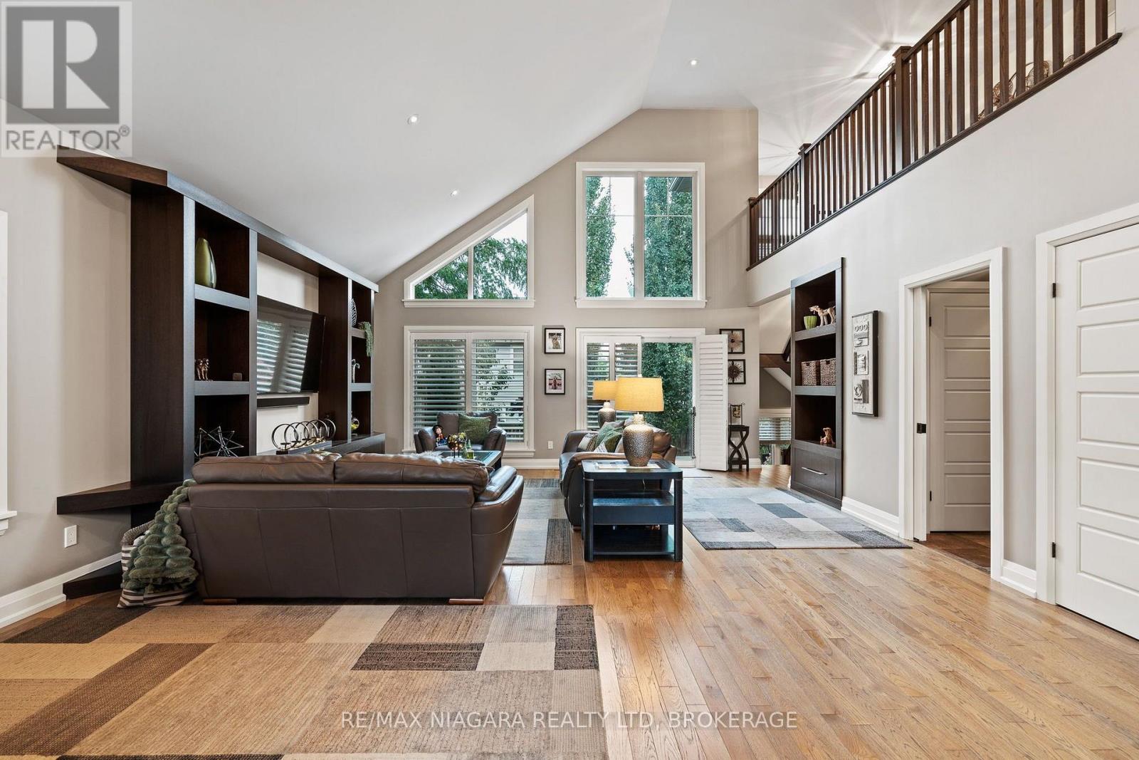 303 MAIN STREET E - 11
