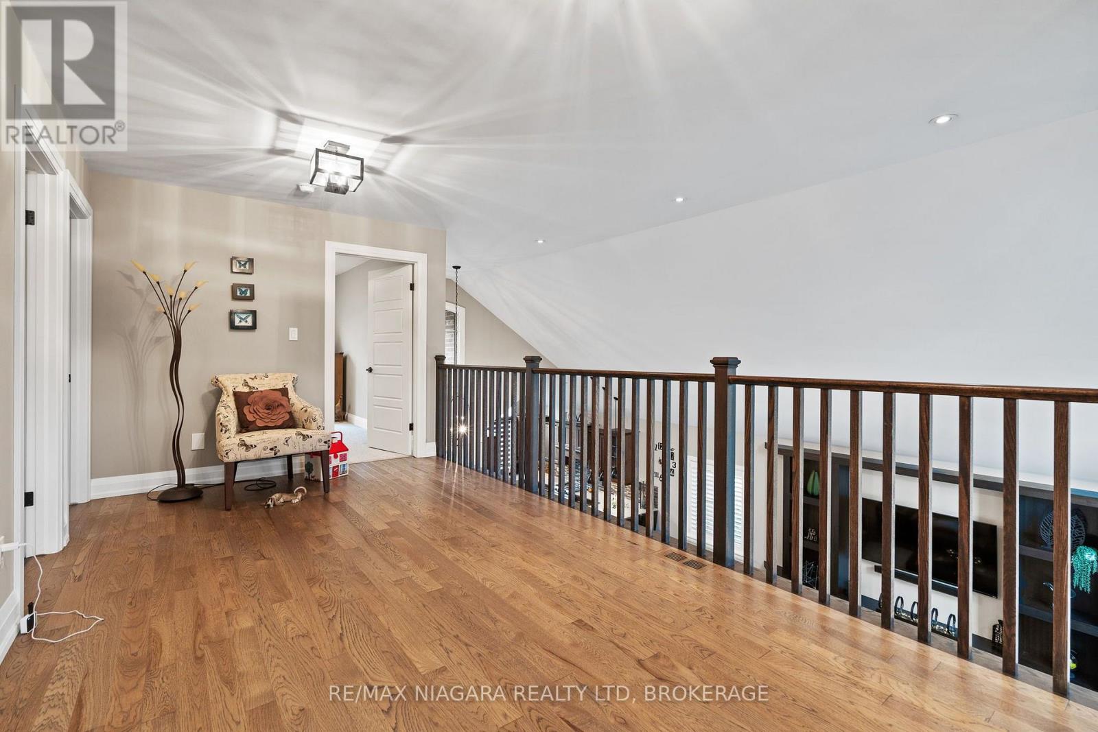 303 MAIN STREET E - 22