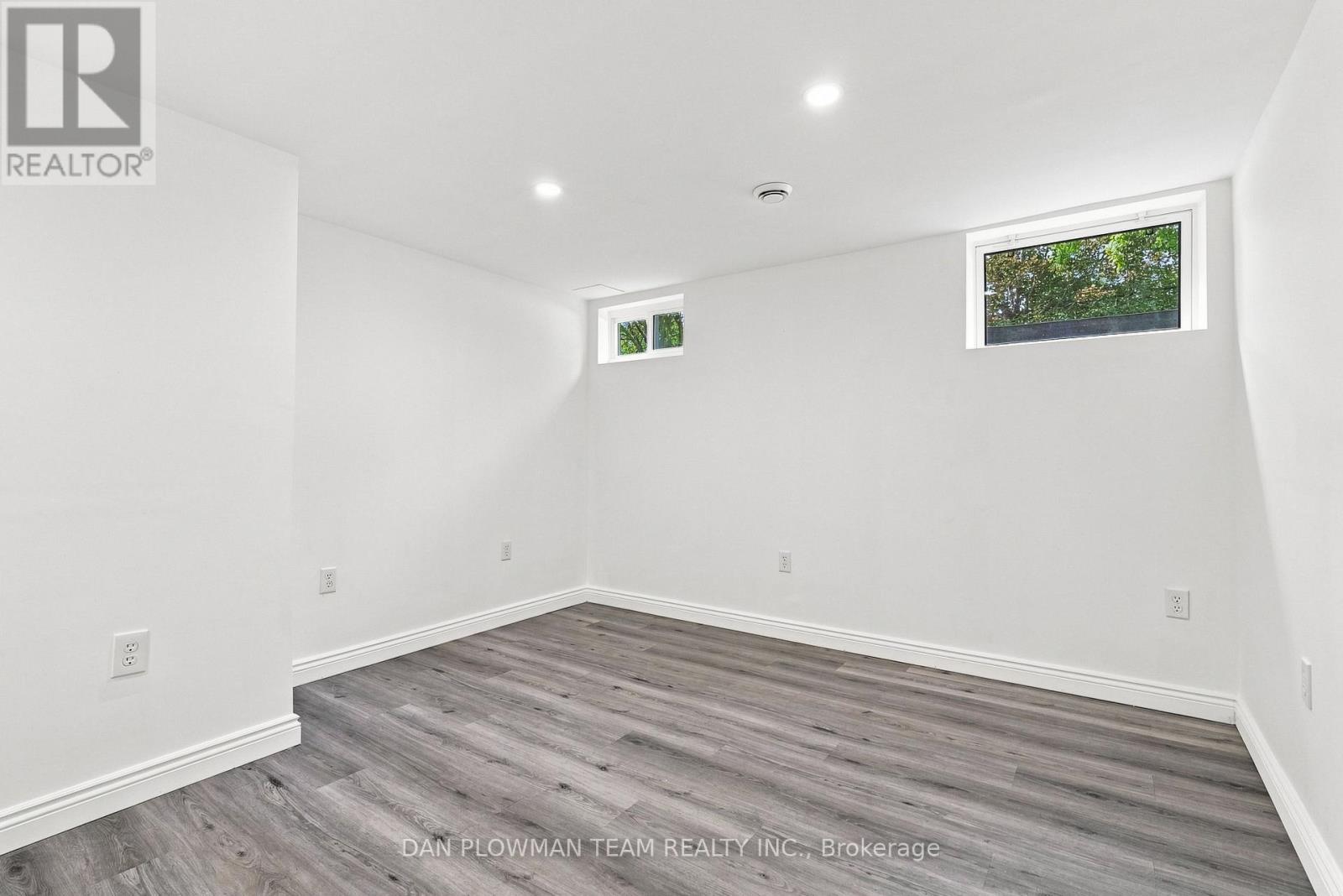 786 MARY STREET N - 28