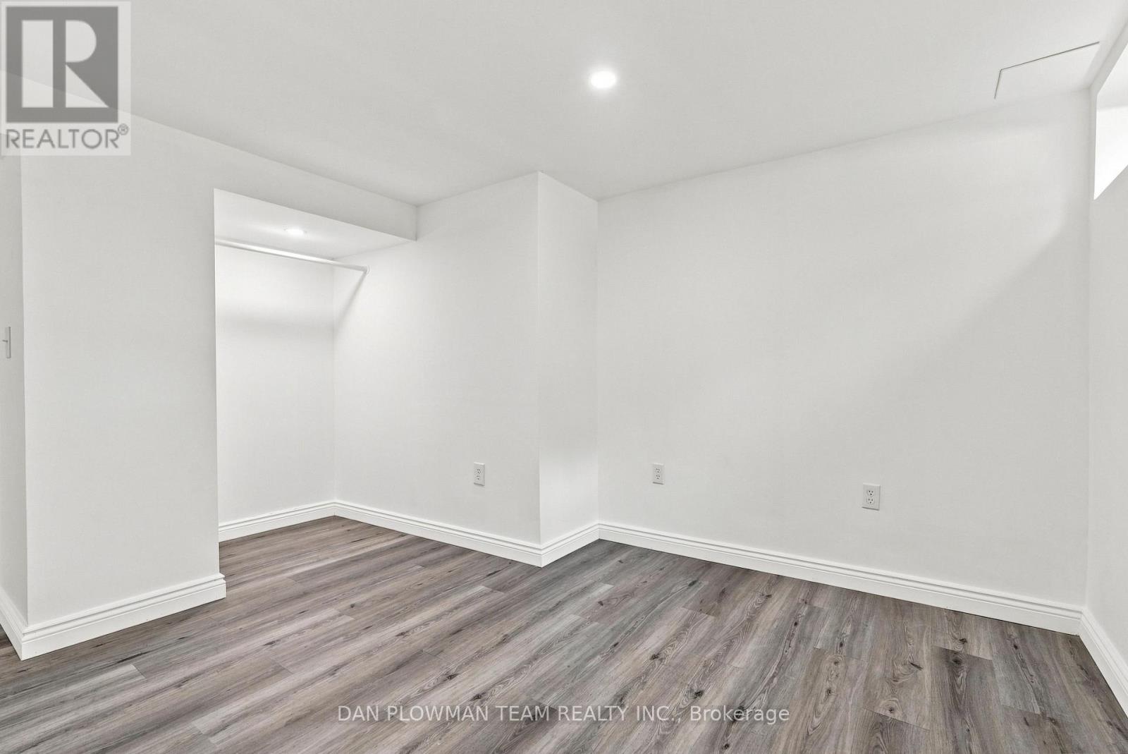 786 MARY STREET N - 29