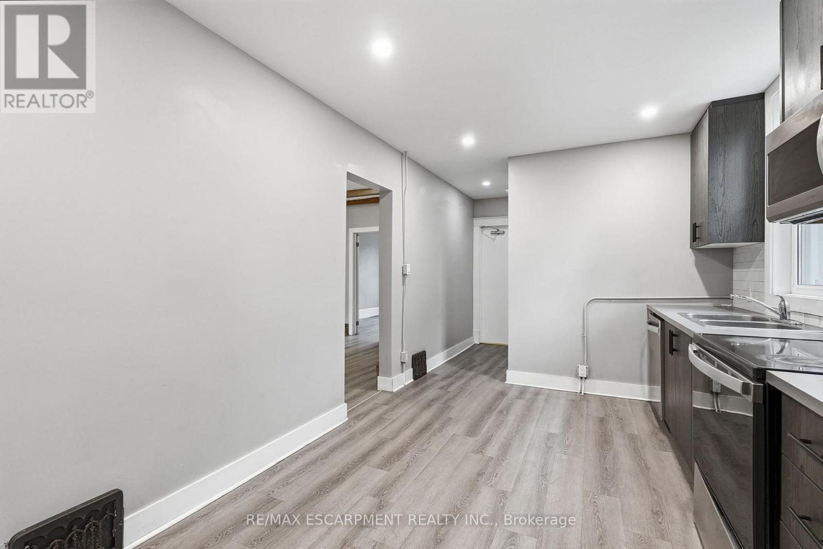 63 MELROSE AVENUE S - 12