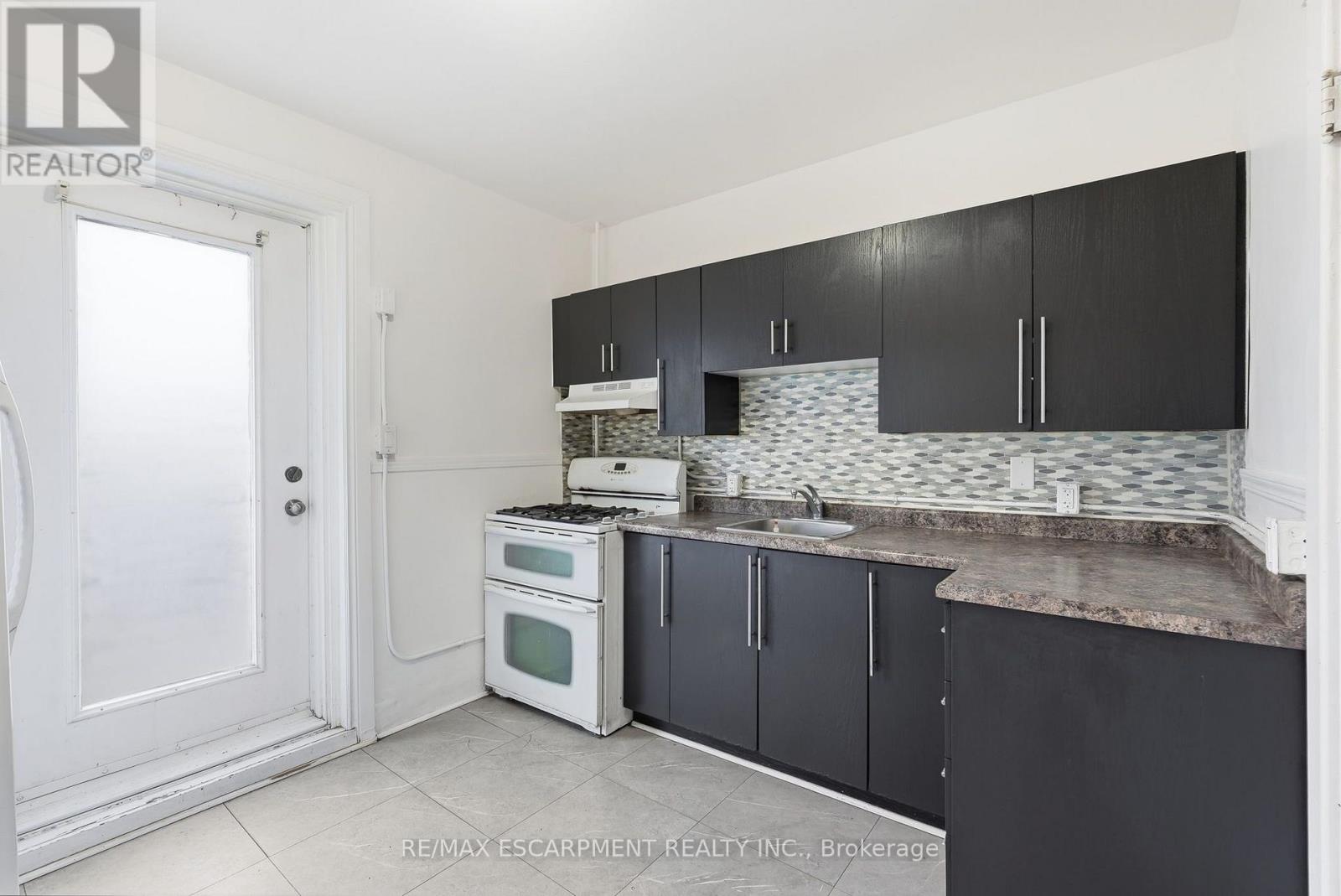 63 MELROSE AVENUE S - 13
