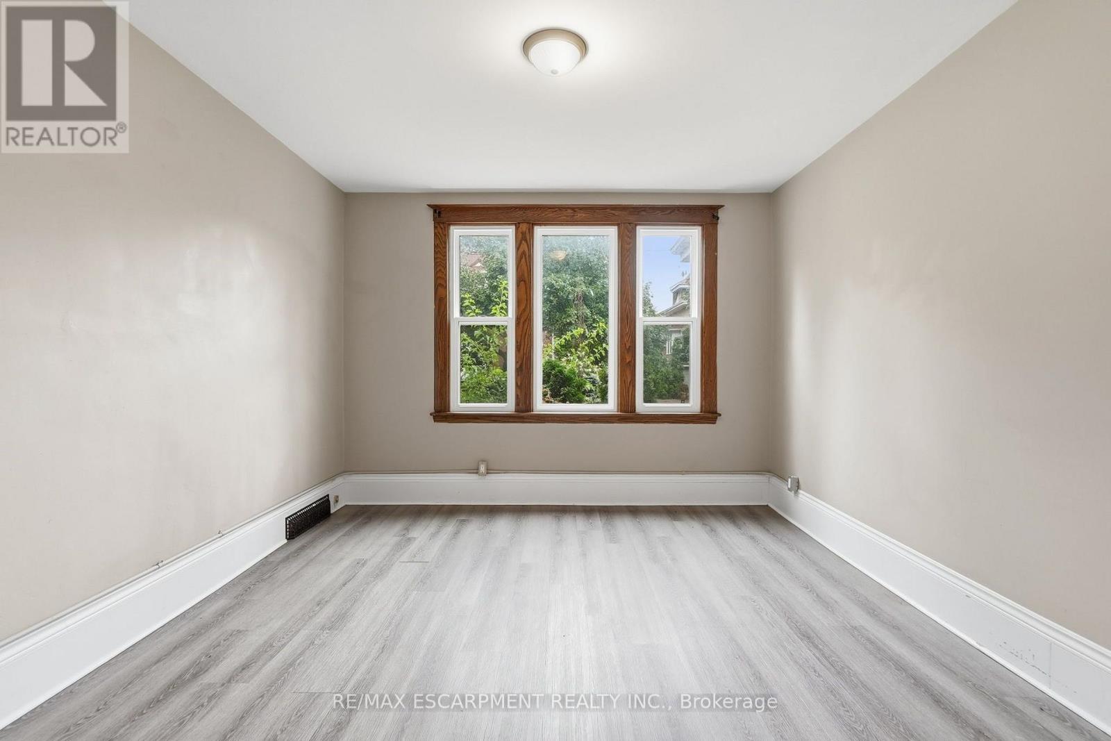 63 MELROSE AVENUE S - 22