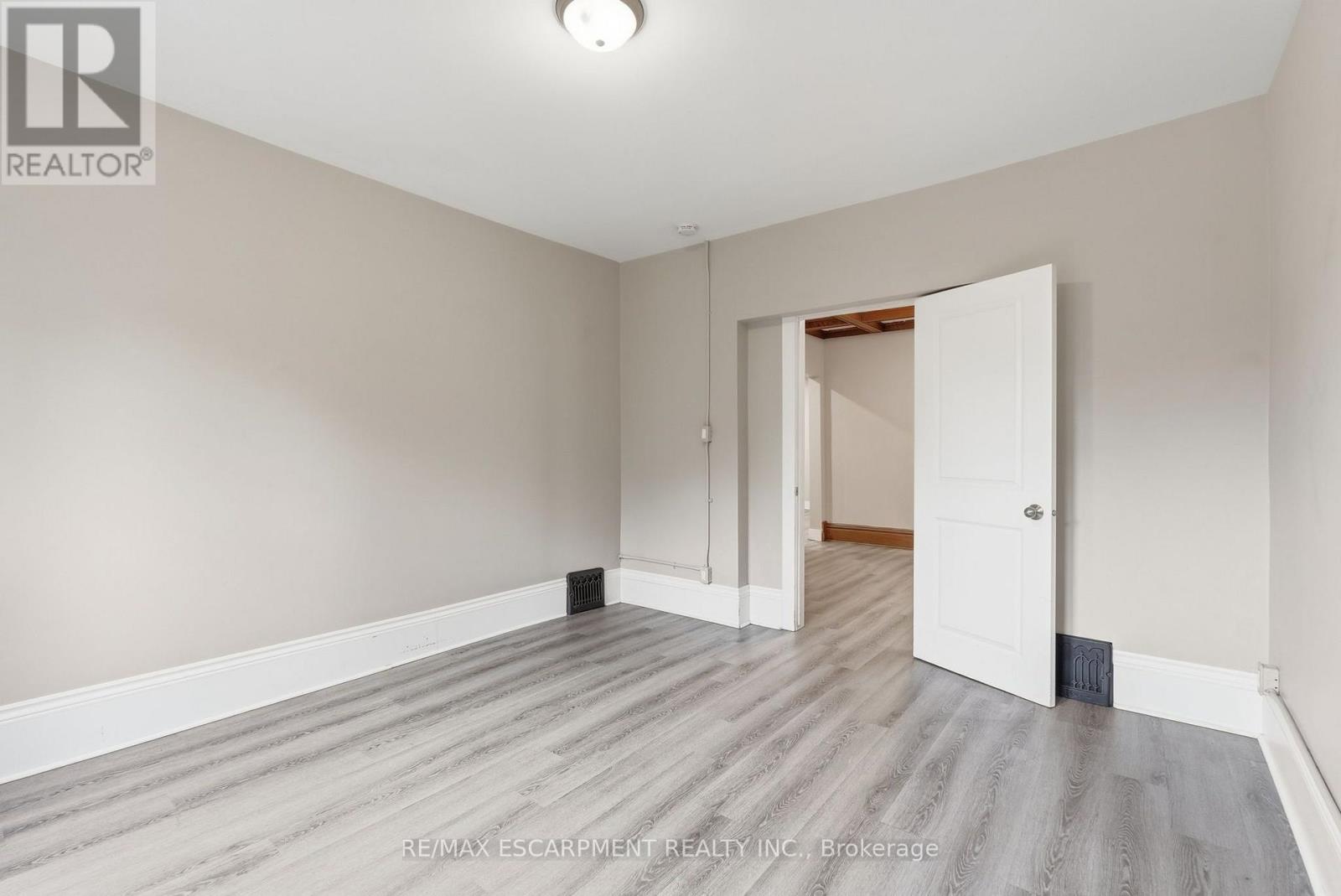 63 MELROSE AVENUE S - 23